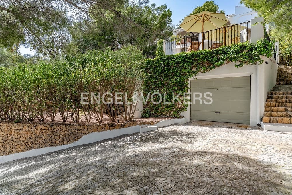 6 bedroom Villa for sale in Altea with pool garage - € 999,000 (Ref: 9789819)