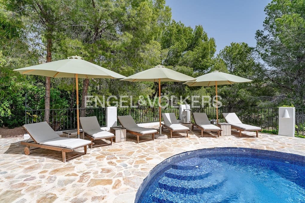 6 bedroom Villa for sale in Altea with pool garage - € 999,000 (Ref: 9789819)