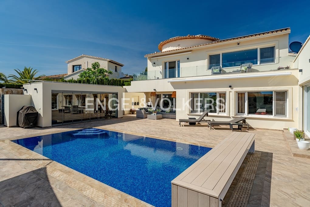 4 bedroom Villa for sale in Moraira with pool garage - € 1,850,000 (Ref: 9818873)