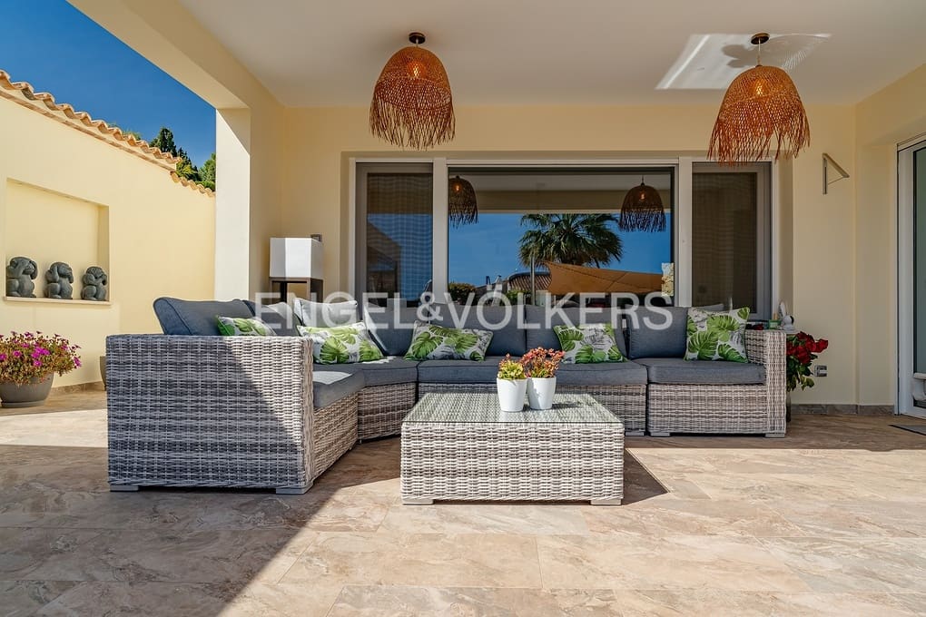 4 bedroom Villa for sale in Moraira with pool garage - € 1,850,000 (Ref: 9818873)