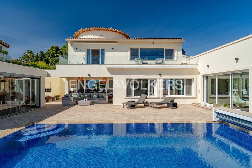 4 bedroom Villa for sale in Moraira with pool garage - € 1,850,000 (Ref: 9818873)