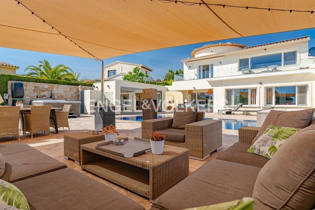 4 bedroom Villa for sale in Moraira with pool garage - € 1,850,000 (Ref: 9818873)