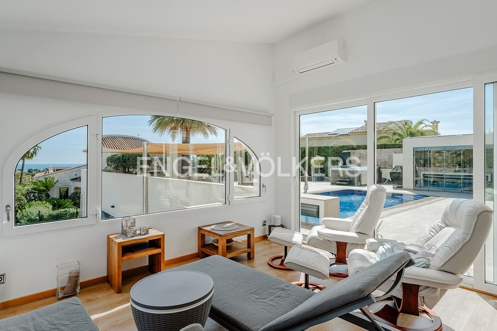 4 bedroom Villa for sale in Moraira with pool garage - € 1,850,000 (Ref: 9818873)