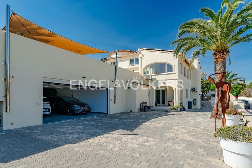 4 bedroom Villa for sale in Moraira with pool garage - € 1,850,000 (Ref: 9818873)