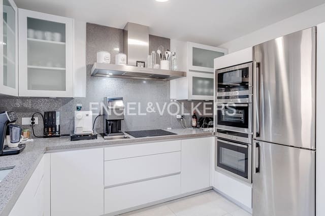 4 makuuhuone Huvila myytävänä paikassa El Portet - Pla de Mar, Teulada-Moraira mukana uima-altaan 
autotalli - 1 780 000 € (Ref: 9818873)