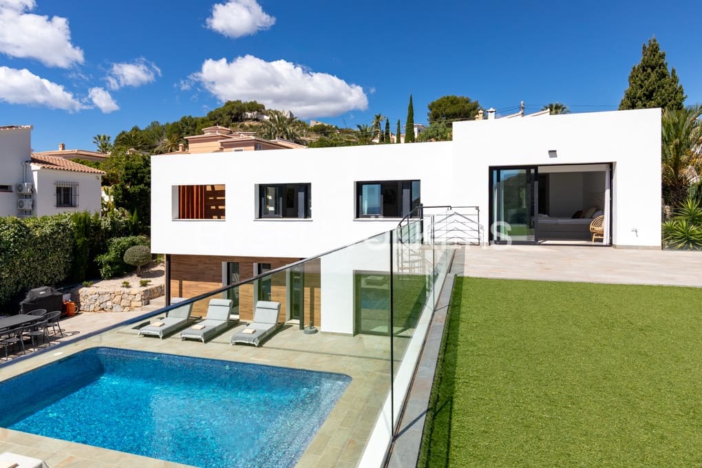 4 bedroom Villa for sale in Moraira with pool garage - € 1,750,000 (Ref: 9848182)