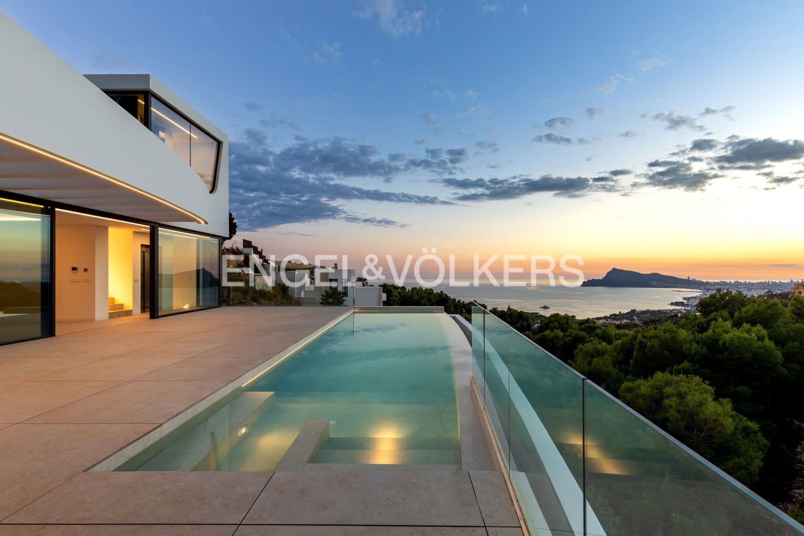 4 bedroom Villa for sale in Altea with pool garage - € 2,500,000 (Ref: 9872464)