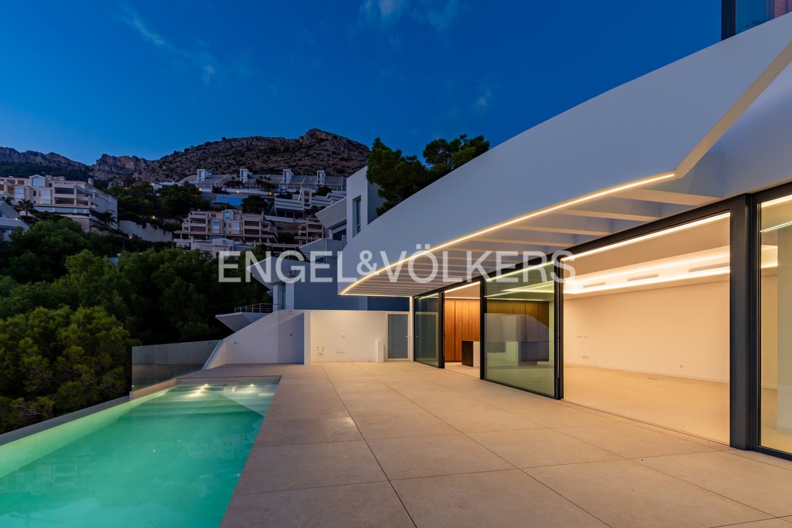 4 bedroom Villa for sale in Altea with pool garage - € 2,500,000 (Ref: 9872464)