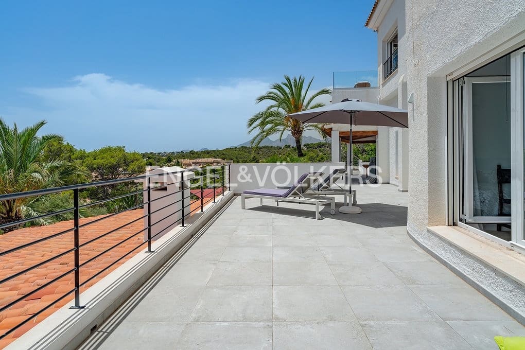 6 bedroom Villa for sale in Altea with pool garage - € 1,790,000 (Ref: 9932220)