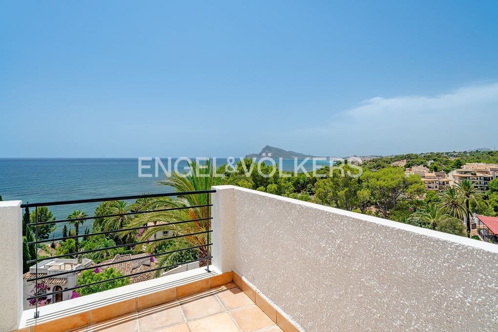 6 bedroom Villa for sale in Altea with pool garage - € 1,790,000 (Ref: 9932220)