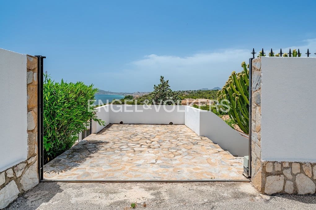 6 bedroom Villa for sale in Altea with pool garage - € 1,790,000 (Ref: 9932220)