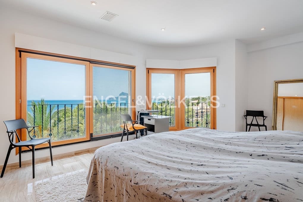 6 bedroom Villa for sale in Altea with pool garage - € 1,790,000 (Ref: 9932220)