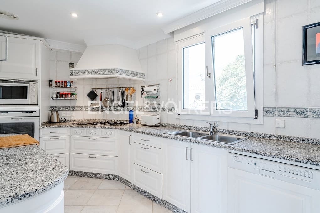 6 bedroom Villa for sale in Altea with pool garage - € 1,790,000 (Ref: 9932220)