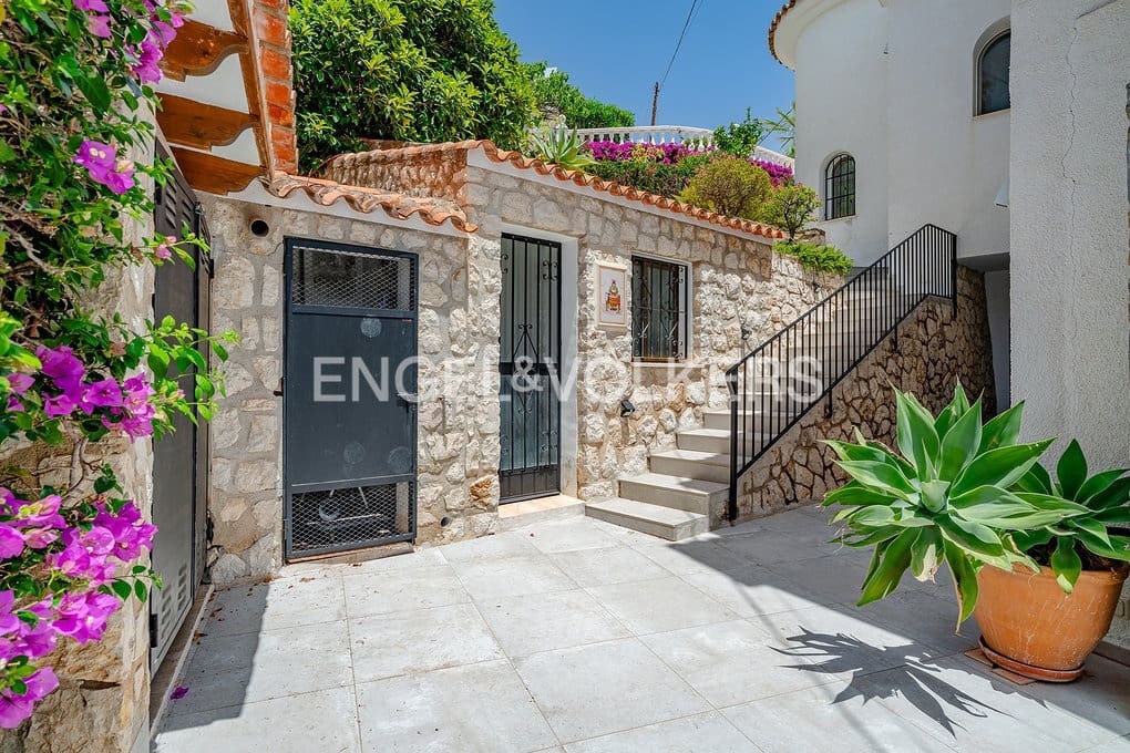6 bedroom Villa for sale in Altea with pool garage - € 1,790,000 (Ref: 9932220)