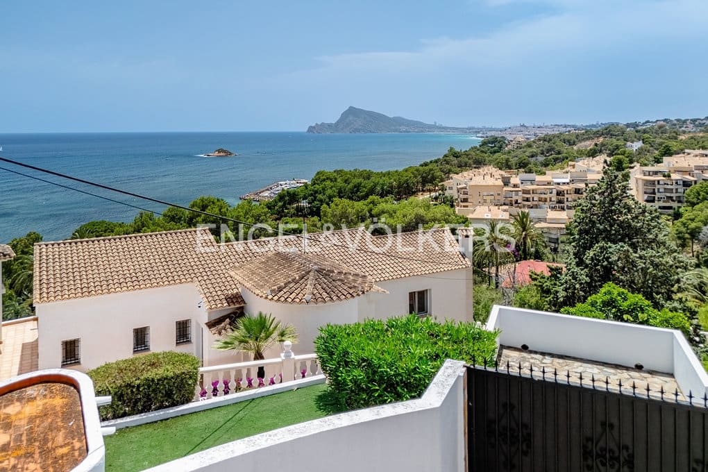 6 bedroom Villa for sale in Altea with pool garage - € 1,790,000 (Ref: 9932220)