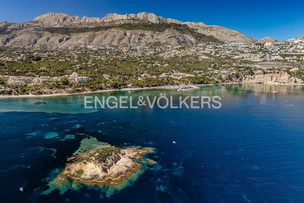 6 bedroom Villa for sale in Altea with pool garage - € 1,790,000 (Ref: 9932220)