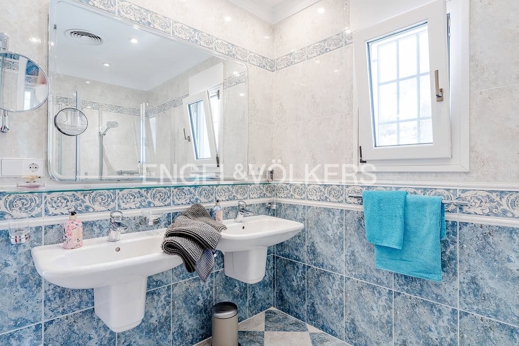 6 bedroom Villa for sale in Altea with pool garage - € 1,790,000 (Ref: 9932220)