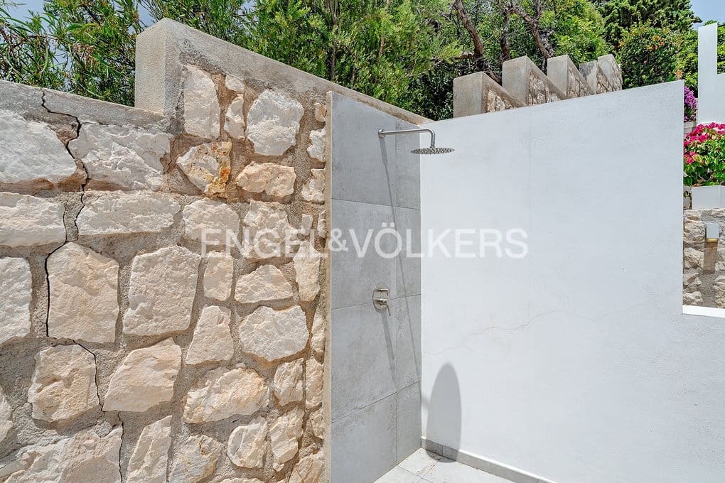 6 bedroom Villa for sale in Altea with pool garage - € 1,790,000 (Ref: 9932220)