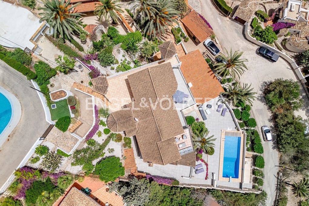 6 bedroom Villa for sale in Altea with pool garage - € 1,790,000 (Ref: 9932220)