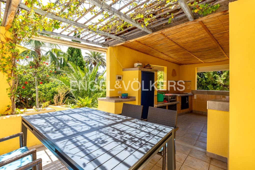 4 soveværelse Villa til salg i Montemar med swimmingpool garage - € 675.000 (Ref: 9935080)
