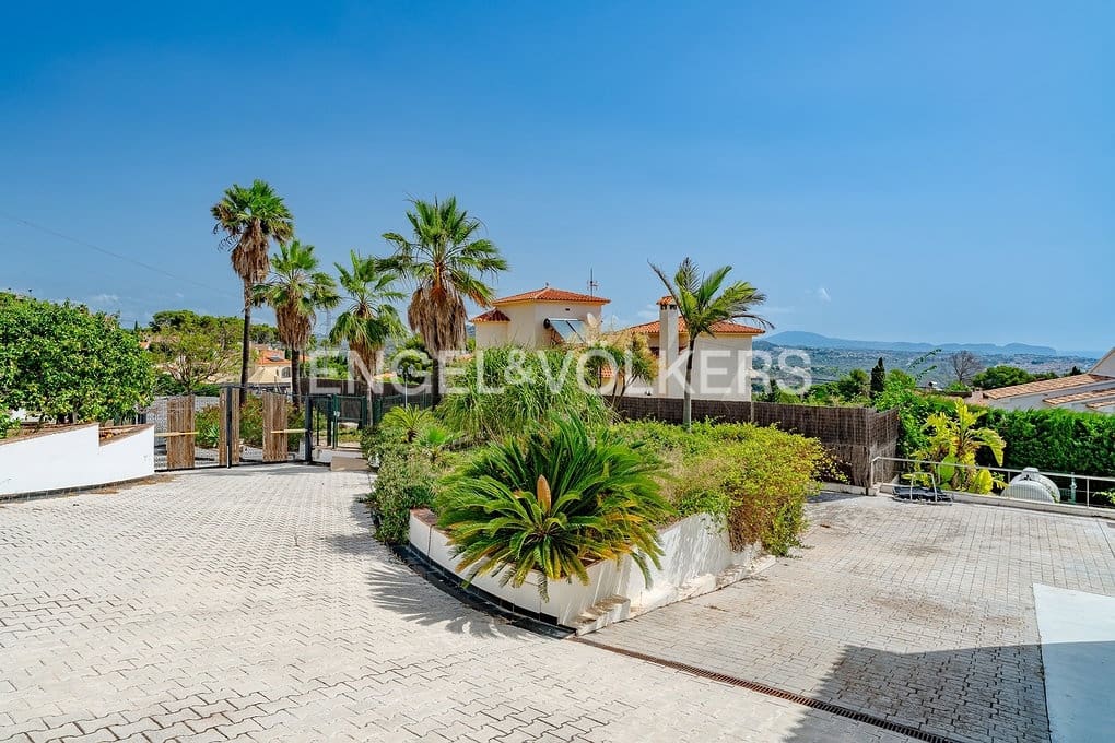 4 bedroom Villa for sale in Calpe / Calp with pool garage - € 1,100,000 (Ref: 9935230)