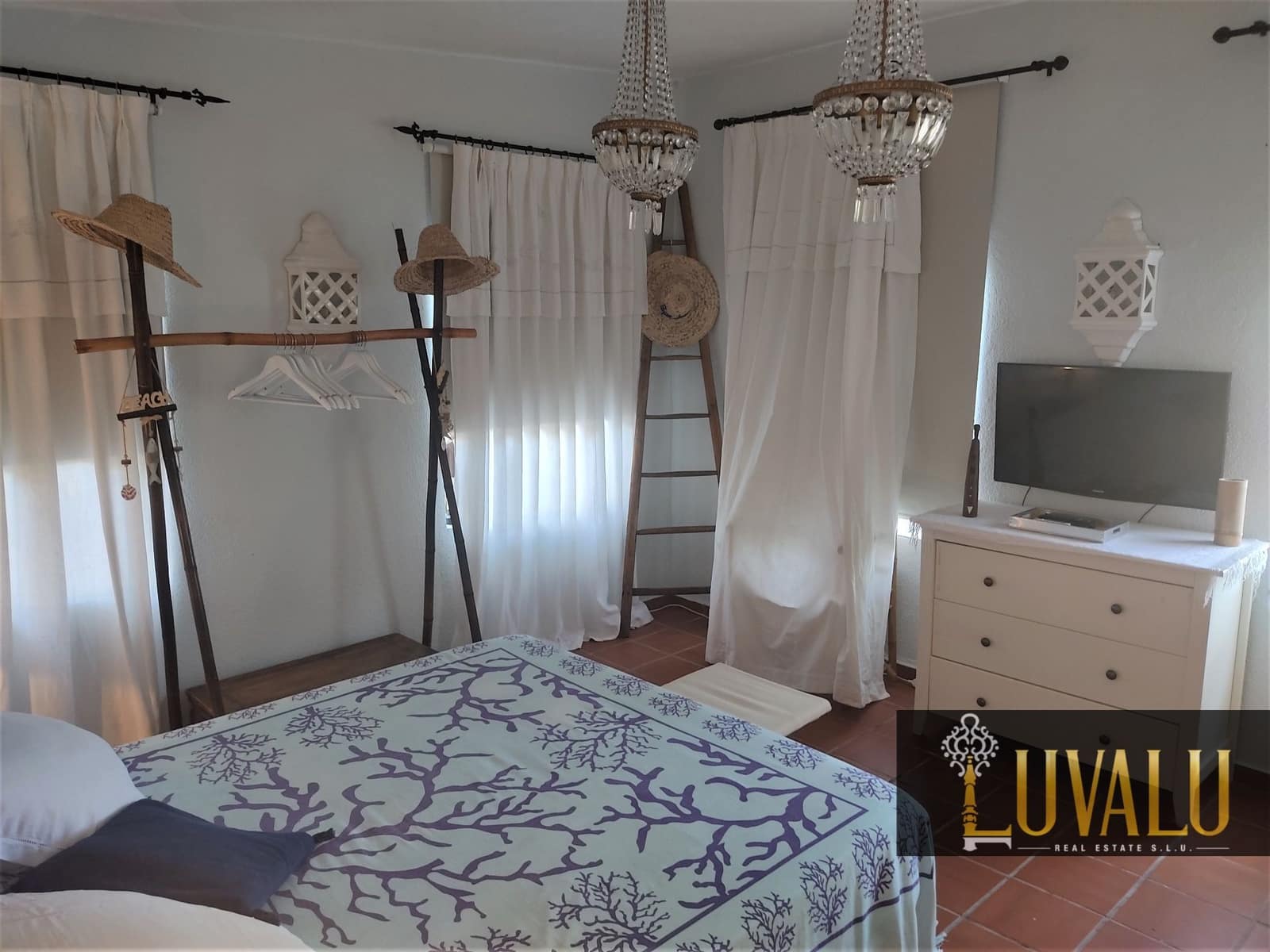 3 soveværelse Villa til salg i Calig med swimmingpool garage - € 565.000 (Ref: 6406647)