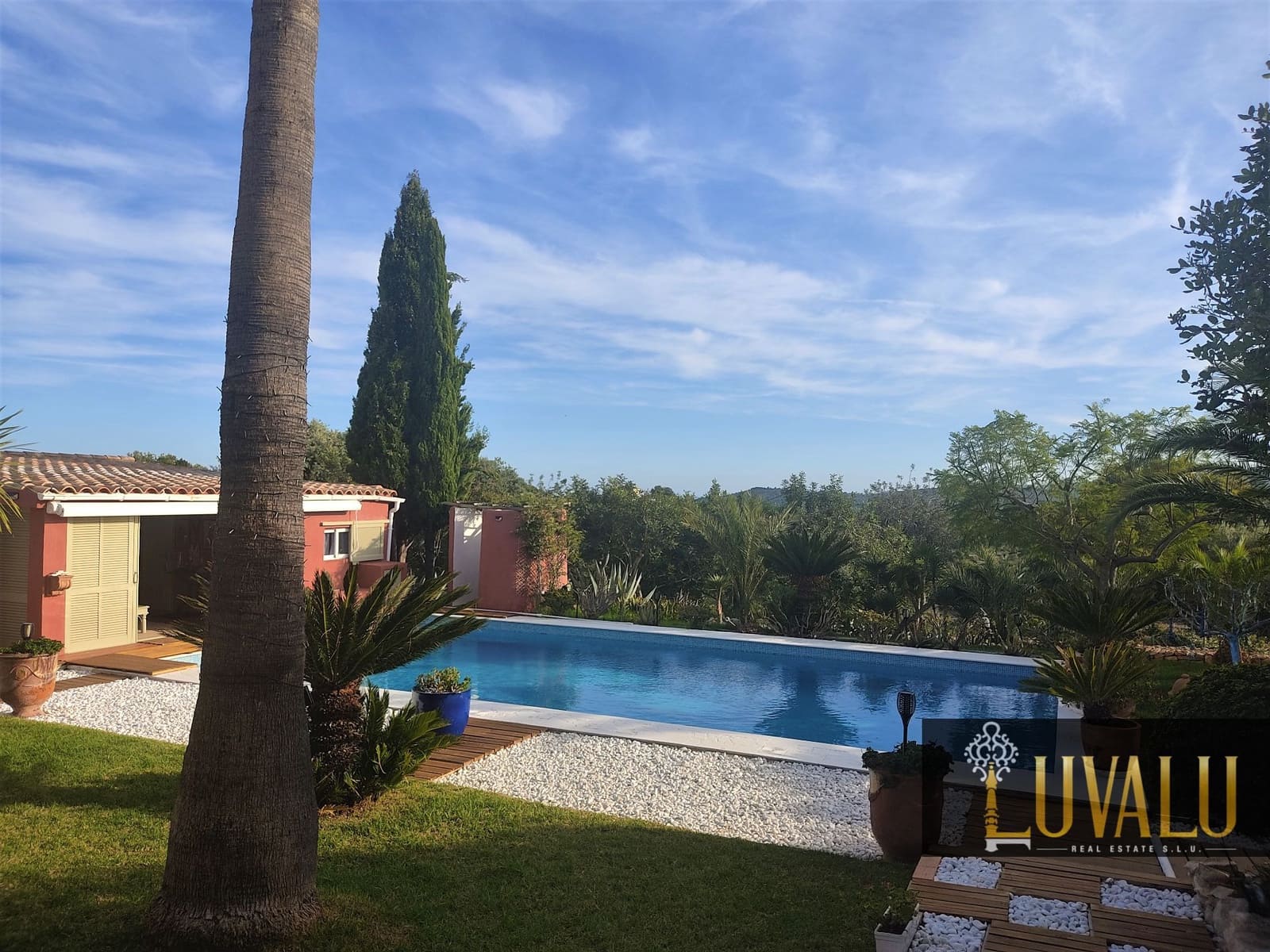 3 soveværelse Villa til salg i Calig med swimmingpool garage - € 565.000 (Ref: 6406647)