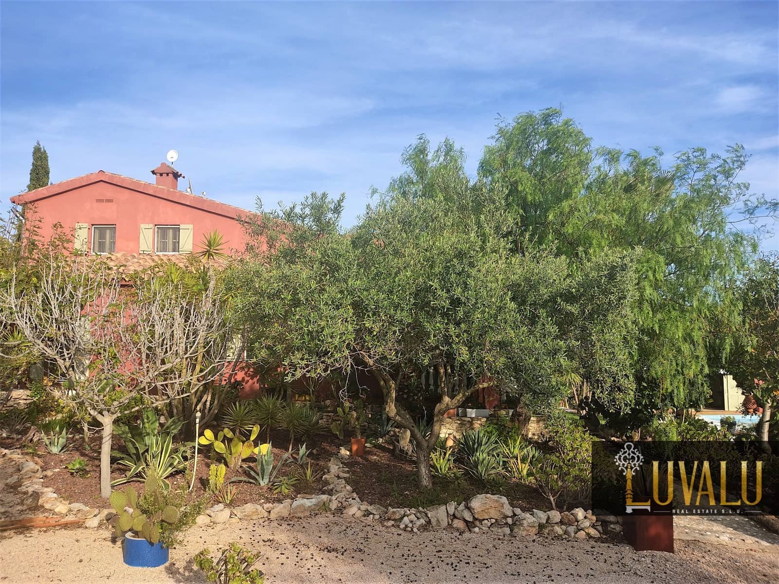 3 soveværelse Villa til salg i Calig med swimmingpool garage - € 565.000 (Ref: 6406647)