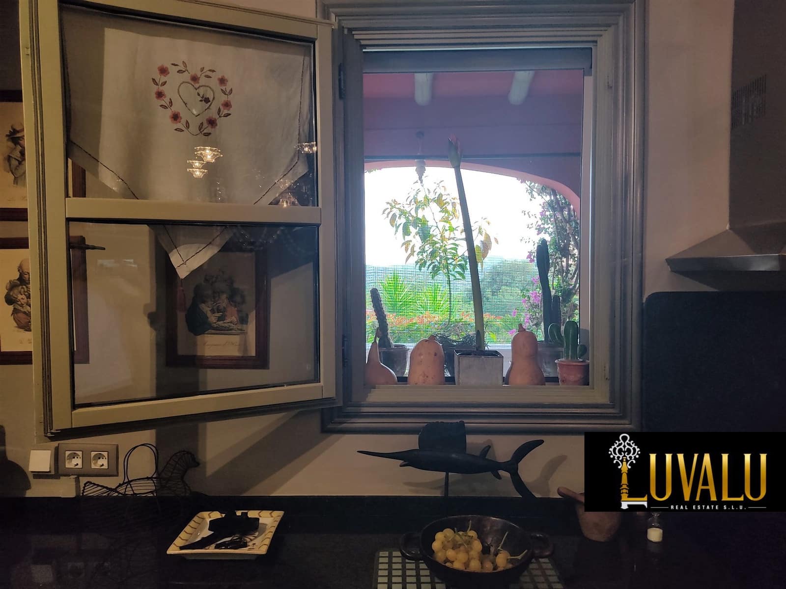 3 soveværelse Villa til salg i Calig med swimmingpool garage - € 565.000 (Ref: 6406647)