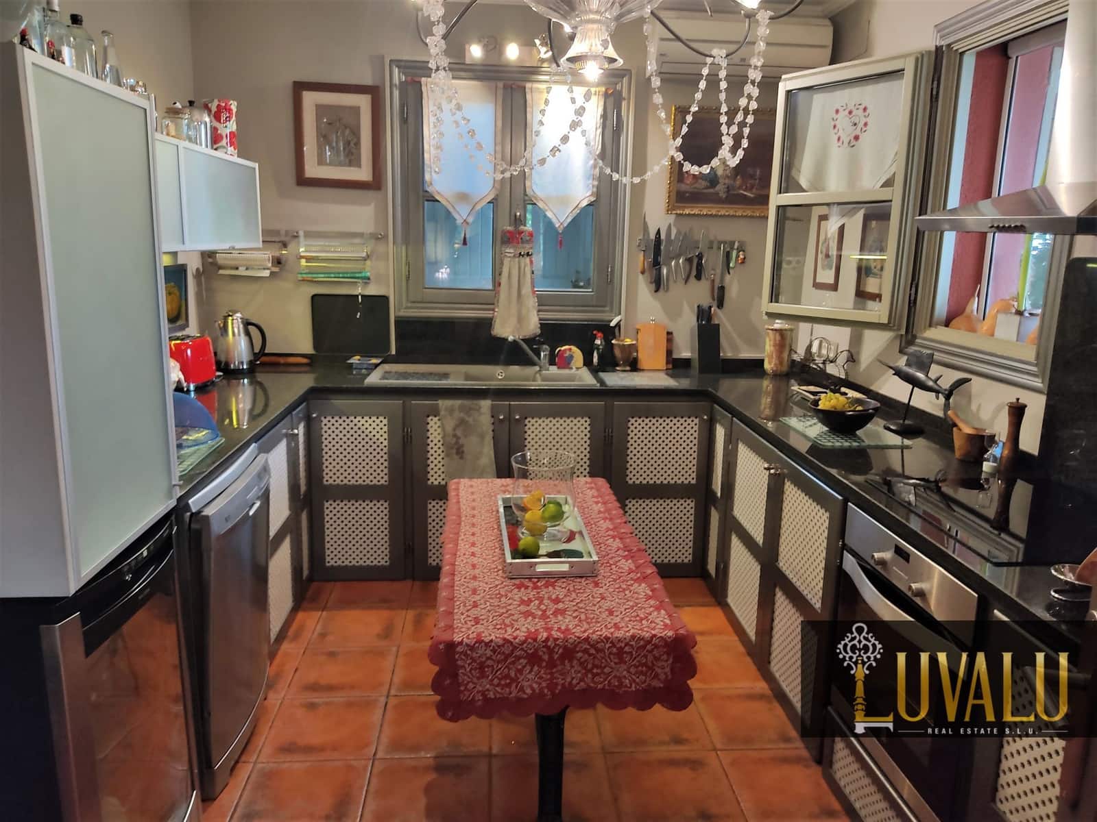 3 soveværelse Villa til salg i Calig med swimmingpool garage - € 565.000 (Ref: 6406647)