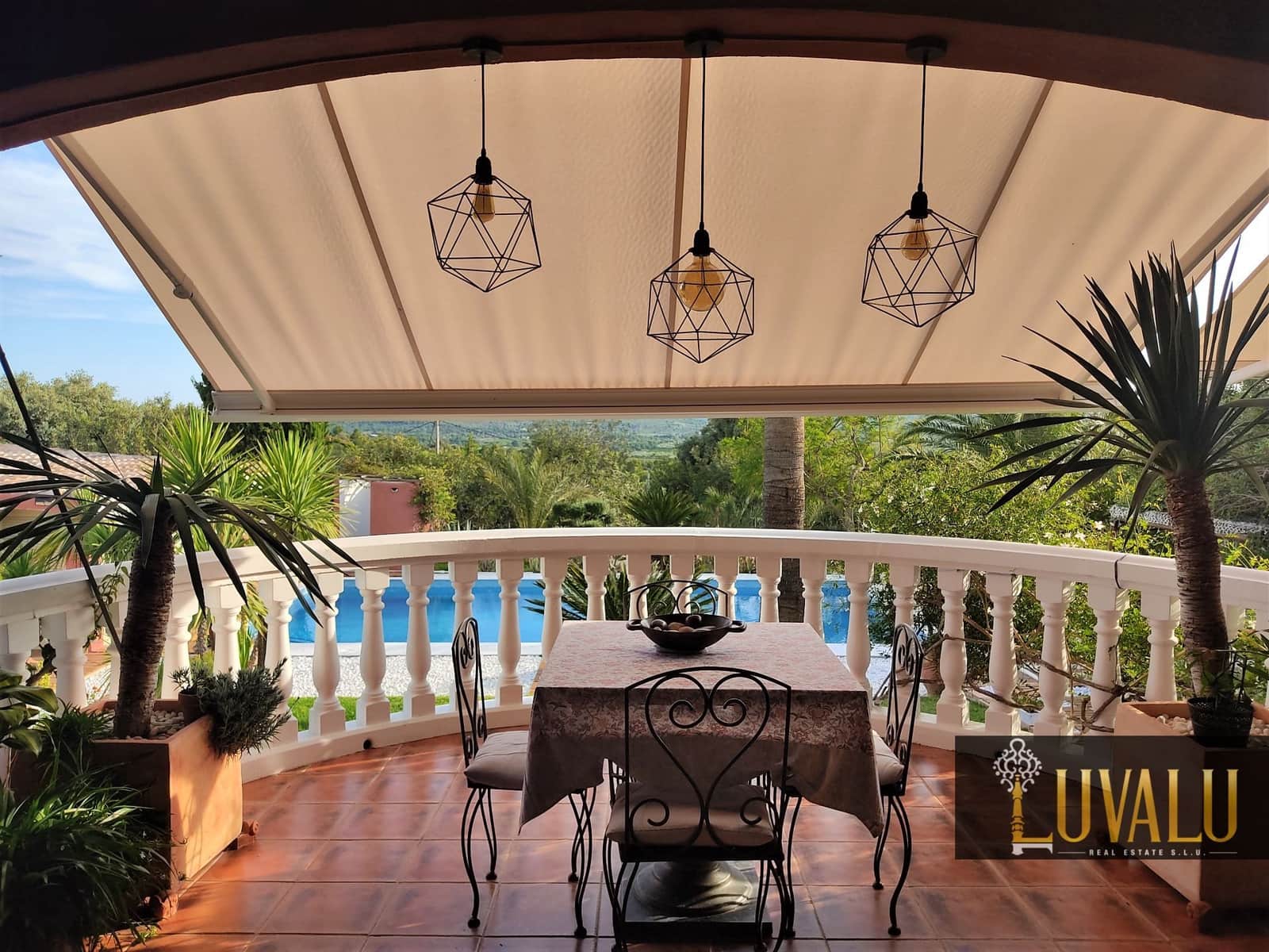 3 soveværelse Villa til salg i Calig med swimmingpool garage - € 565.000 (Ref: 6406647)