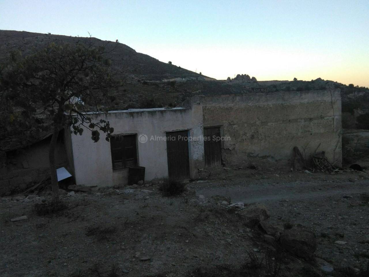 8 bedroom Finca/Country House for sale in Albox - € 64,500 (Ref: 3244107)