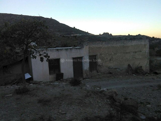 8 slaapkamer Finca/Landhuis te koop in Albox - € 64.500 (Ref: 3244107)