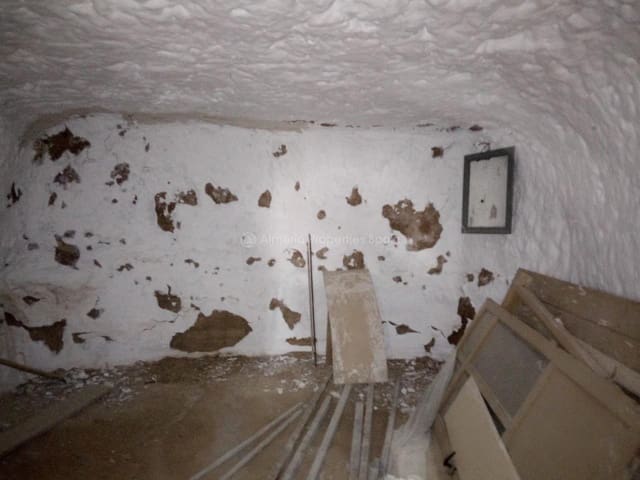 3 bedroom Cave House for sale in Cúllar - € 50,000 (Ref: 4852054)
