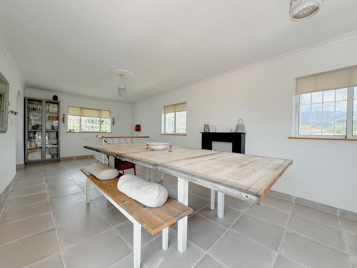4 bedroom Villa for sale in Nerja with pool garage - € 995,000 (Ref: 10046751)