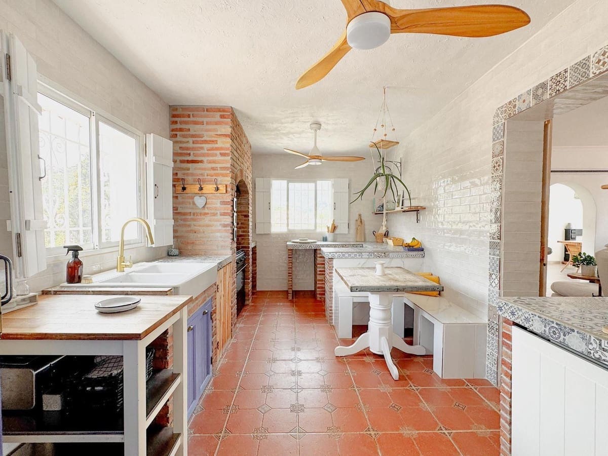 4 bedroom Villa for sale in Nerja with pool garage - € 995,000 (Ref: 10046751)
