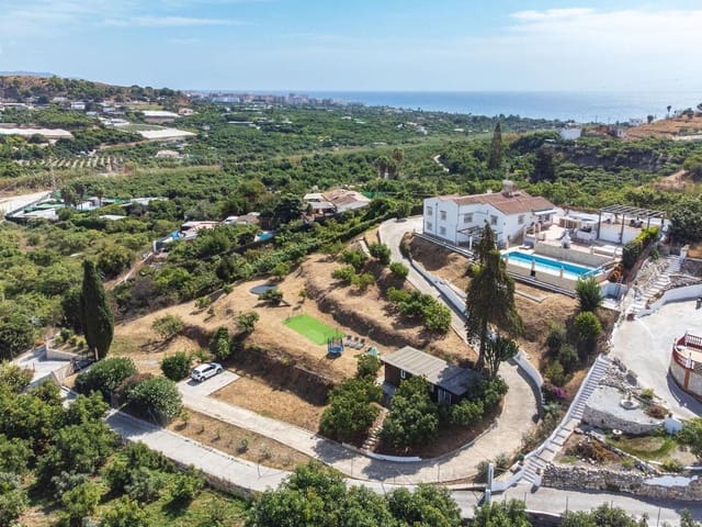 4 sypialnia Willa na sprzedaż w Nerja z basenem garażem - 995 000 € (Ref: 10046751)