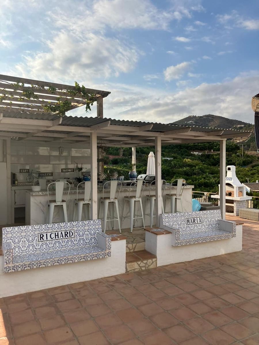 4 bedroom Villa for sale in Nerja with pool garage - € 995,000 (Ref: 10046751)