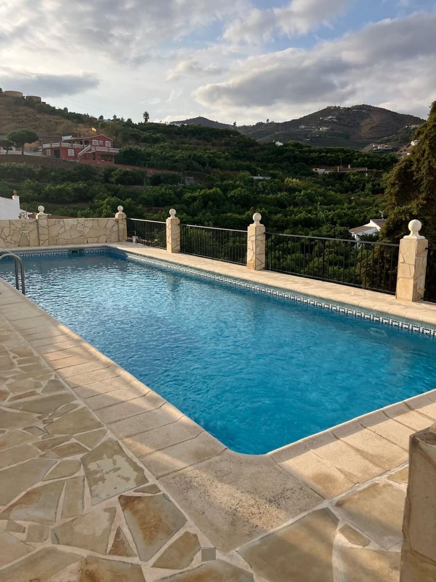 4 bedroom Villa for sale in Nerja with pool garage - € 995,000 (Ref: 10046751)