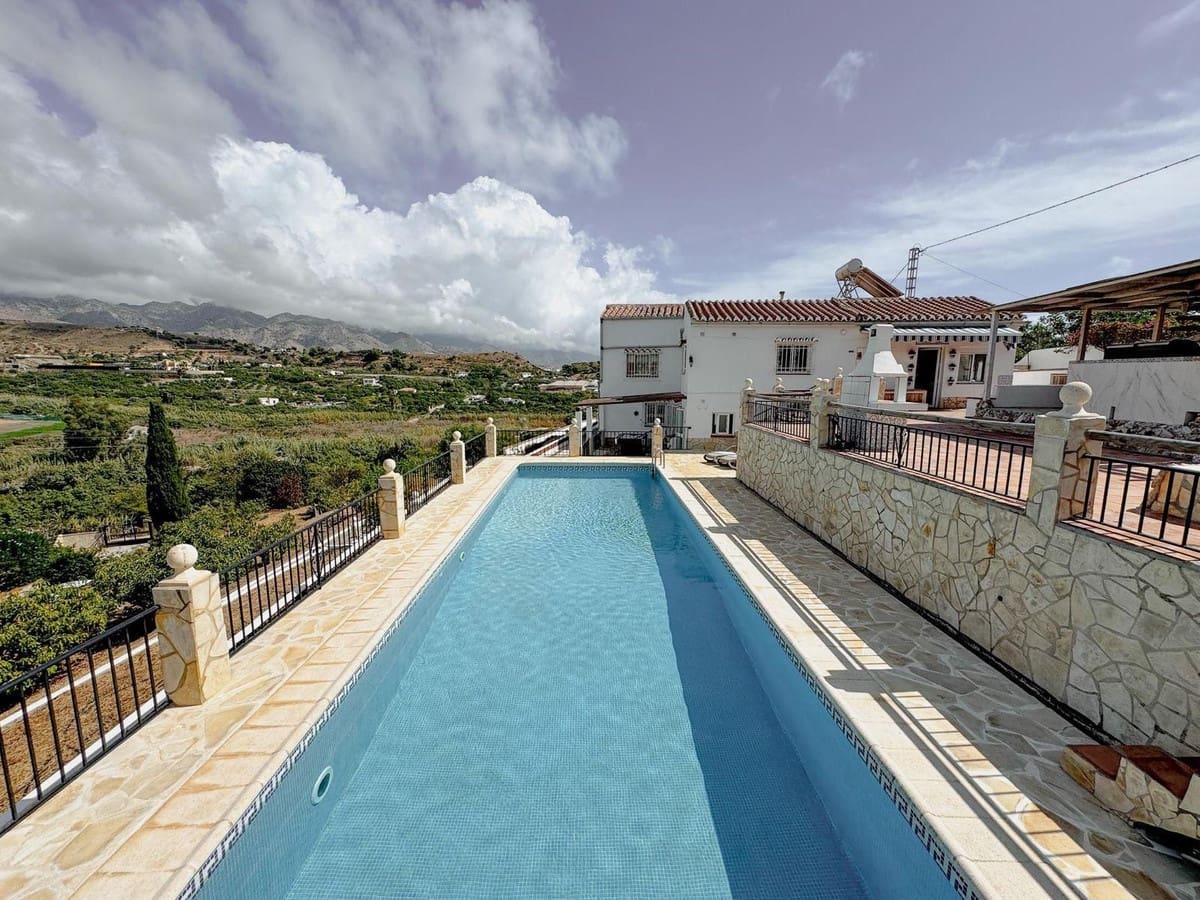 4 bedroom Villa for sale in Nerja with pool garage - € 995,000 (Ref: 10046751)
