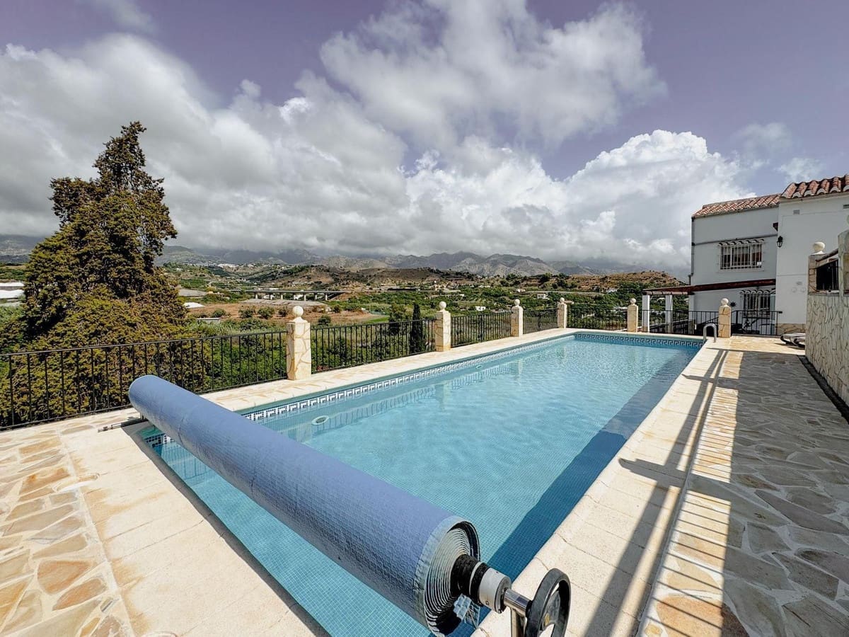 4 bedroom Villa for sale in Nerja with pool garage - € 995,000 (Ref: 10046751)