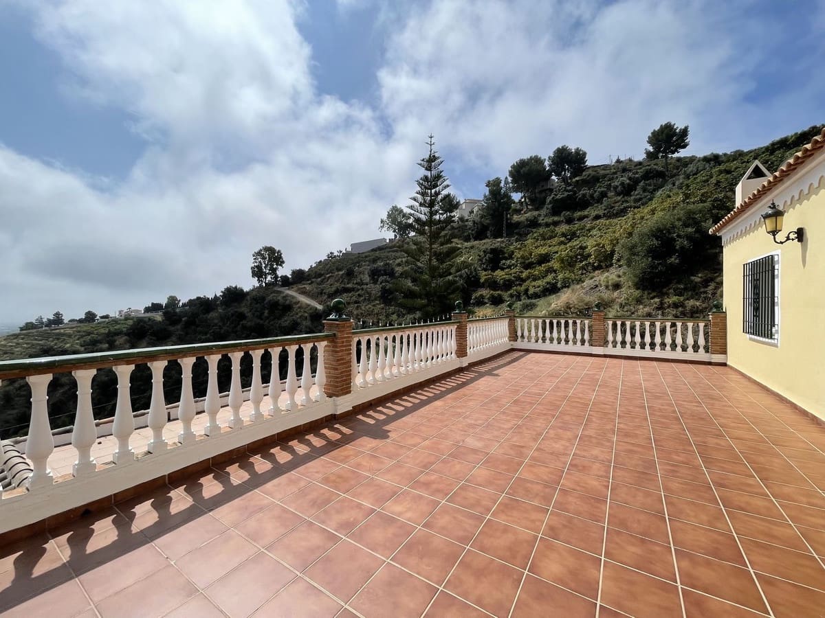 4 soveværelse Villa til salg i Nerja med swimmingpool garage - € 850.000 (Ref: 4229464)