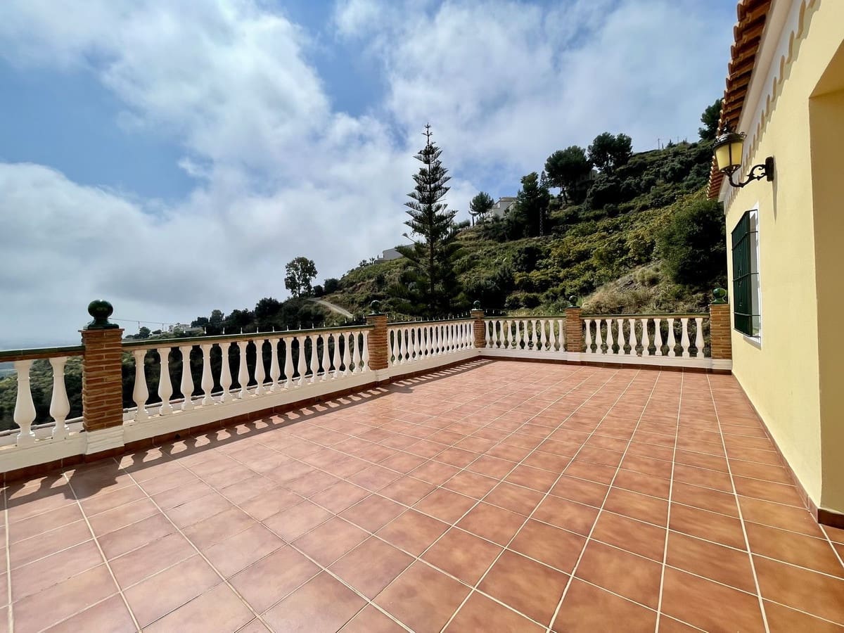 4 soveværelse Villa til salg i Nerja med swimmingpool garage - € 850.000 (Ref: 4229464)