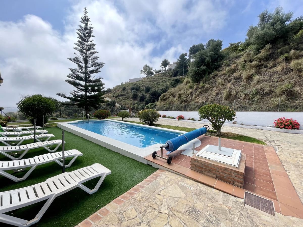 4 soveværelse Villa til salg i Nerja med swimmingpool garage - € 850.000 (Ref: 4229464)