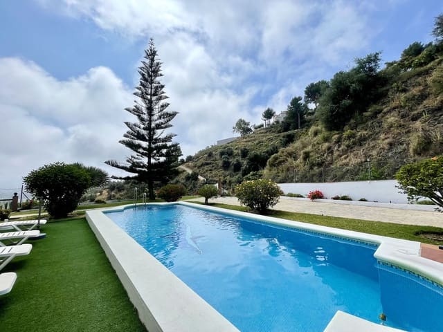 4 soveværelse Villa til salg i Nerja med swimmingpool garage - € 850.000 (Ref: 4229464)