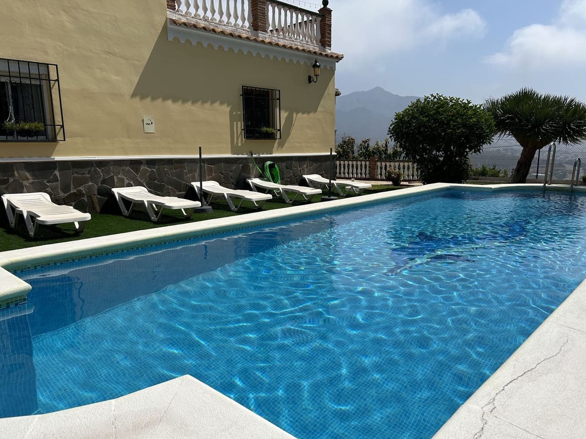 4 soveværelse Villa til salg i Nerja med swimmingpool garage - € 850.000 (Ref: 4229464)