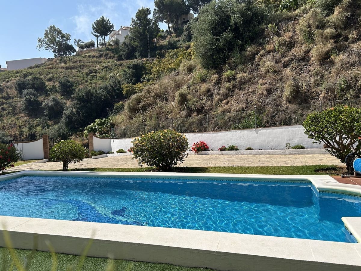 4 soveværelse Villa til salg i Nerja med swimmingpool garage - € 850.000 (Ref: 4229464)