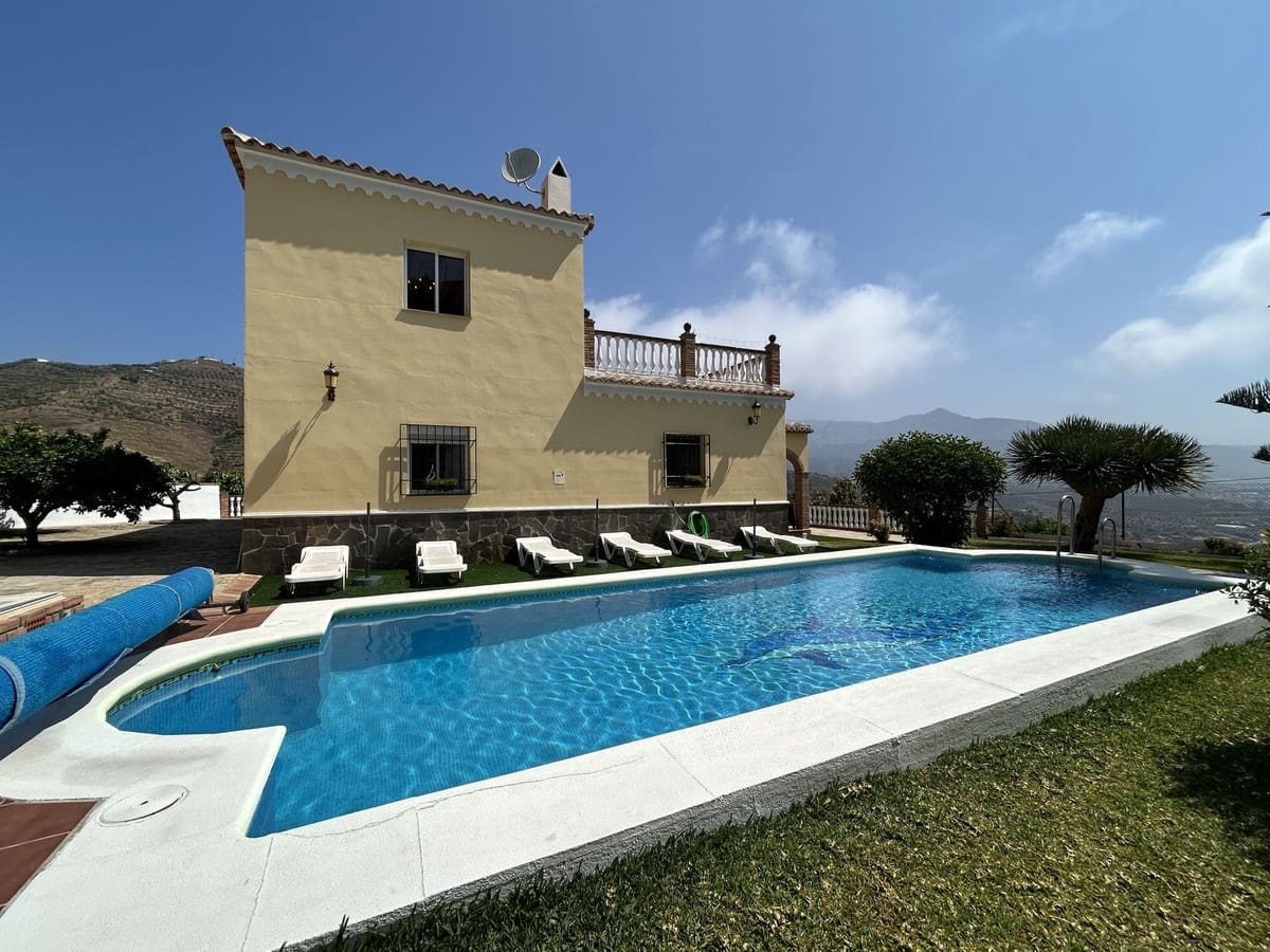 4 bedroom Villa for sale in Nerja with pool garage - € 850,000 (Ref: 4229464)