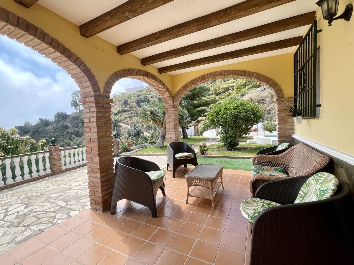 4 bedroom Villa for sale in Nerja with pool garage - € 850,000 (Ref: 4229464)