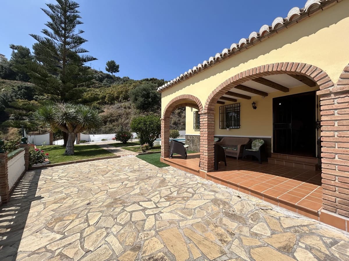 4 bedroom Villa for sale in Nerja with pool garage - € 850,000 (Ref: 4229464)